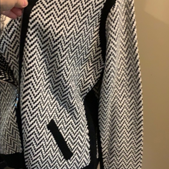 Beautiful jacket - Picture 3 of 4